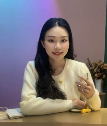 女人坐在桌子前 AI 生成的内容可能不正确。