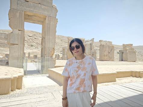 人站在石头上 AI 生成的内容可能不正确。