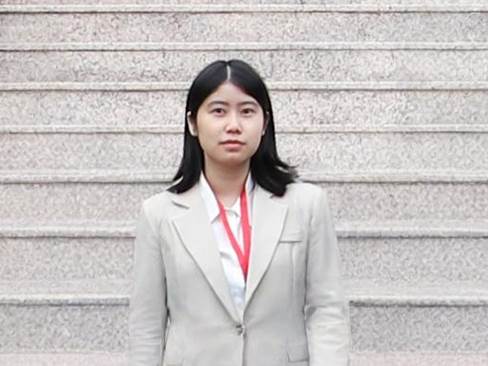 穿西装的人 AI 生成的内容可能不正确。