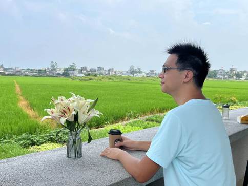 人在吃草 AI 生成的内容可能不正确。