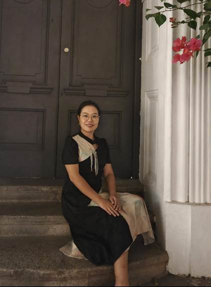 图片包含 人, 女人, 建筑, 年轻 AI 生成的内容可能不正确。